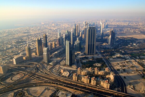 Échangeur routier dans la ville de Dubaï