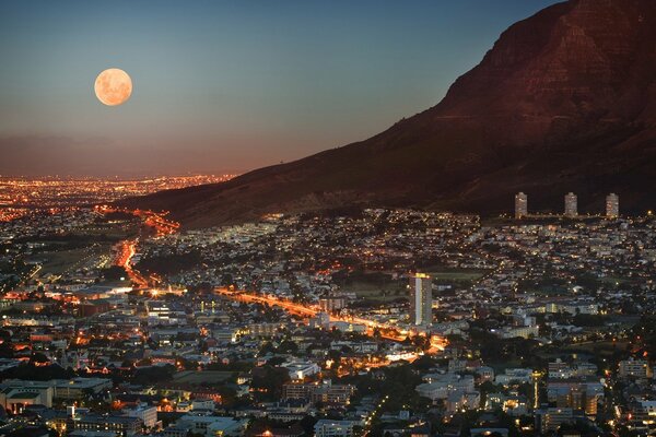 Luna en el cielo sobre ciudad del cabo