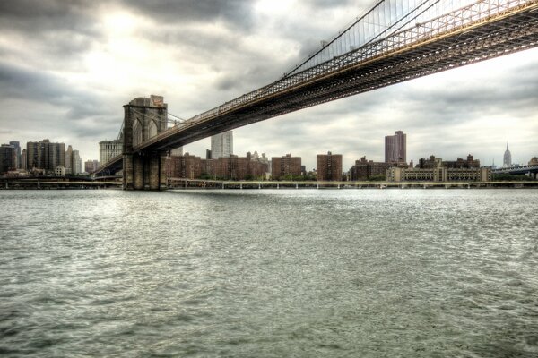 Die graue Brooklyn Bridge über den Fluss