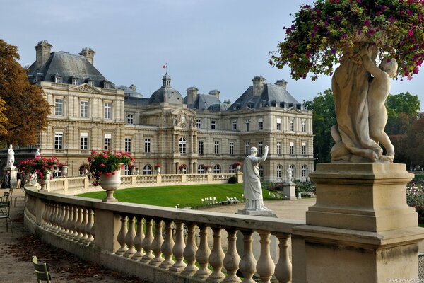 Schloss im Sommer in Frankreich