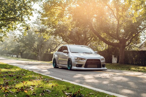 Mitsubishi lancer dans les rayons du soleil