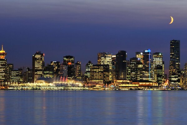 Nuit dans la ville de Vancouver avec des bâtiments lumineux