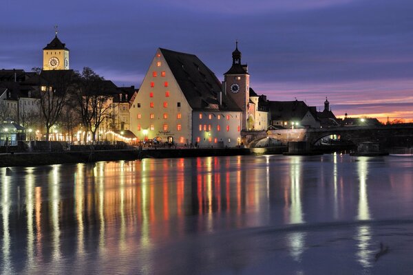 Eine Nachtstadt in Deutschland mit einer Kapelle