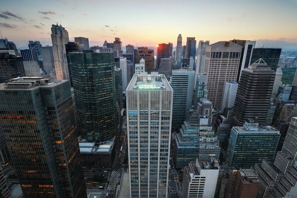 Puesta de sol sobre los grises rascacielos de nueva York