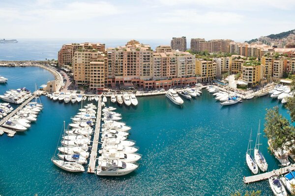 Liegeplatz in Monaco vor dem Hintergrund der Wohnungen