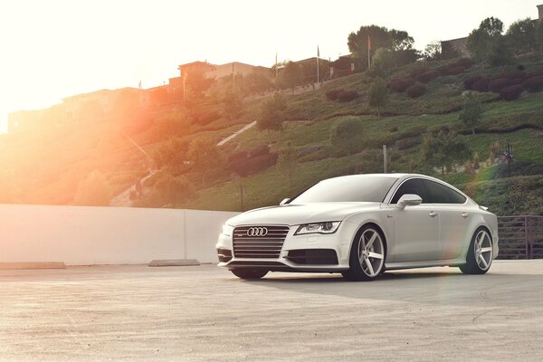 Audi silvery A7 sportback vicino alle colline