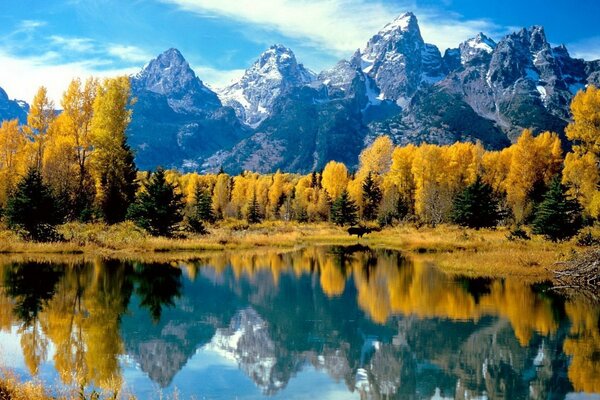 Herbstsee vor dem Hintergrund der Berge