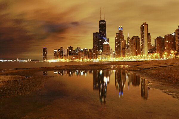 Blick auf Chicagos Nachtlichter über den See