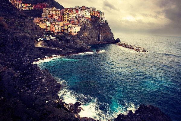 Die Klippen und die Küste von Manarola in Italien