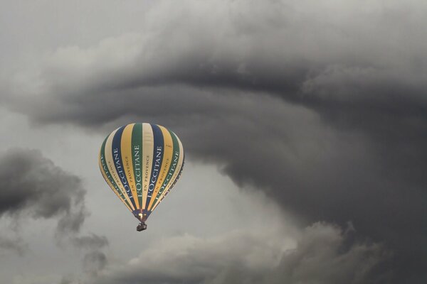 Ballon en vol dans le ciel