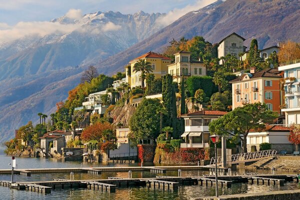 Un molo in Svizzera. Case vicino al lungomare