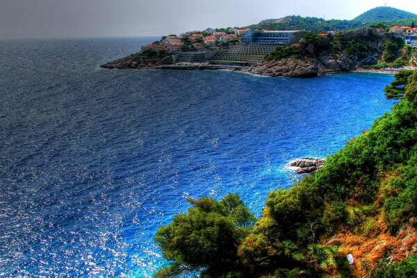 Giornata di sole sulla riva del mare blu eruzione