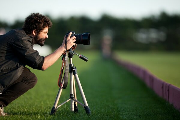 Un homme avec une barbe prend des photos de quelque chose