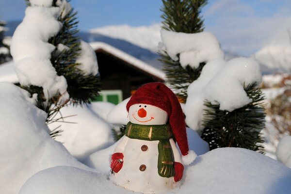 Bonhomme de neige jouet de Noël dans la congère