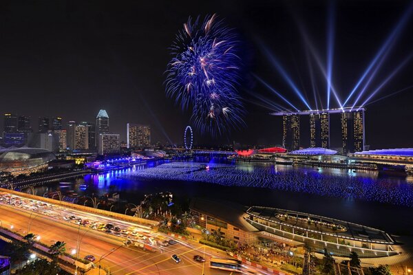 Sylwestrowe fajerwerki i Hotel Marina bay sands w nocnym Singapurze