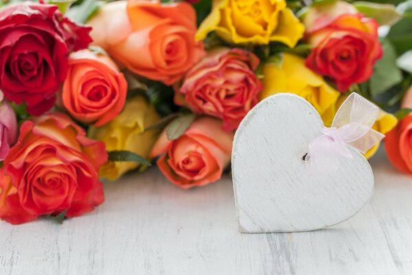 Cuore bianco fai da te e bouquet di rose colorate