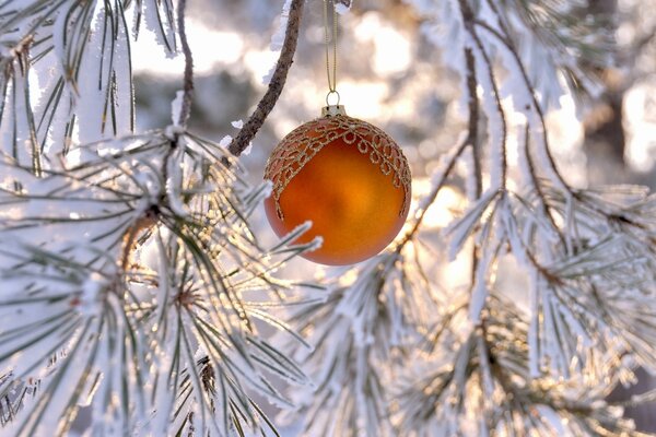 Juguete de Navidad en el fondo de un abeto cubierto de nieve