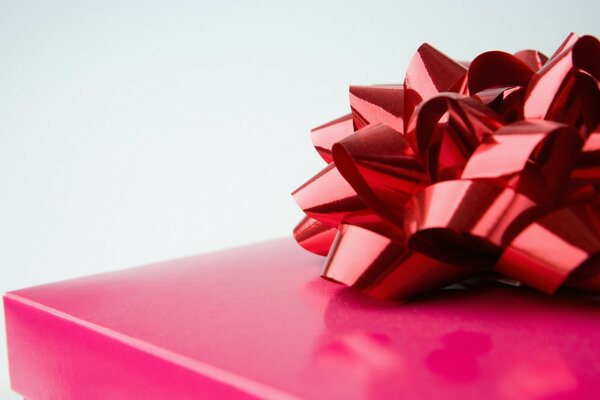 Red bow on the gift box