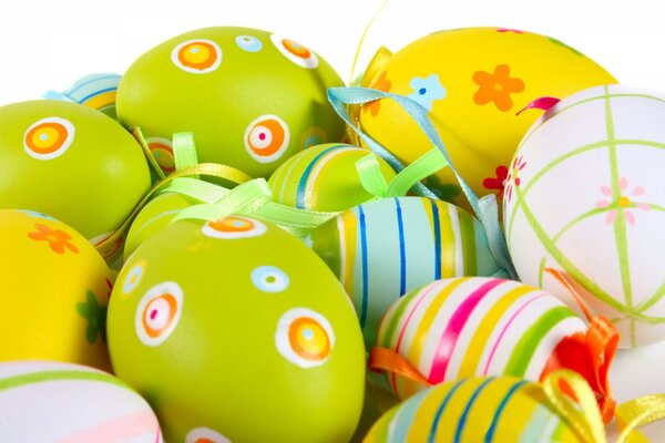 Uova di Pasqua su di loro modelli di colori vivaci