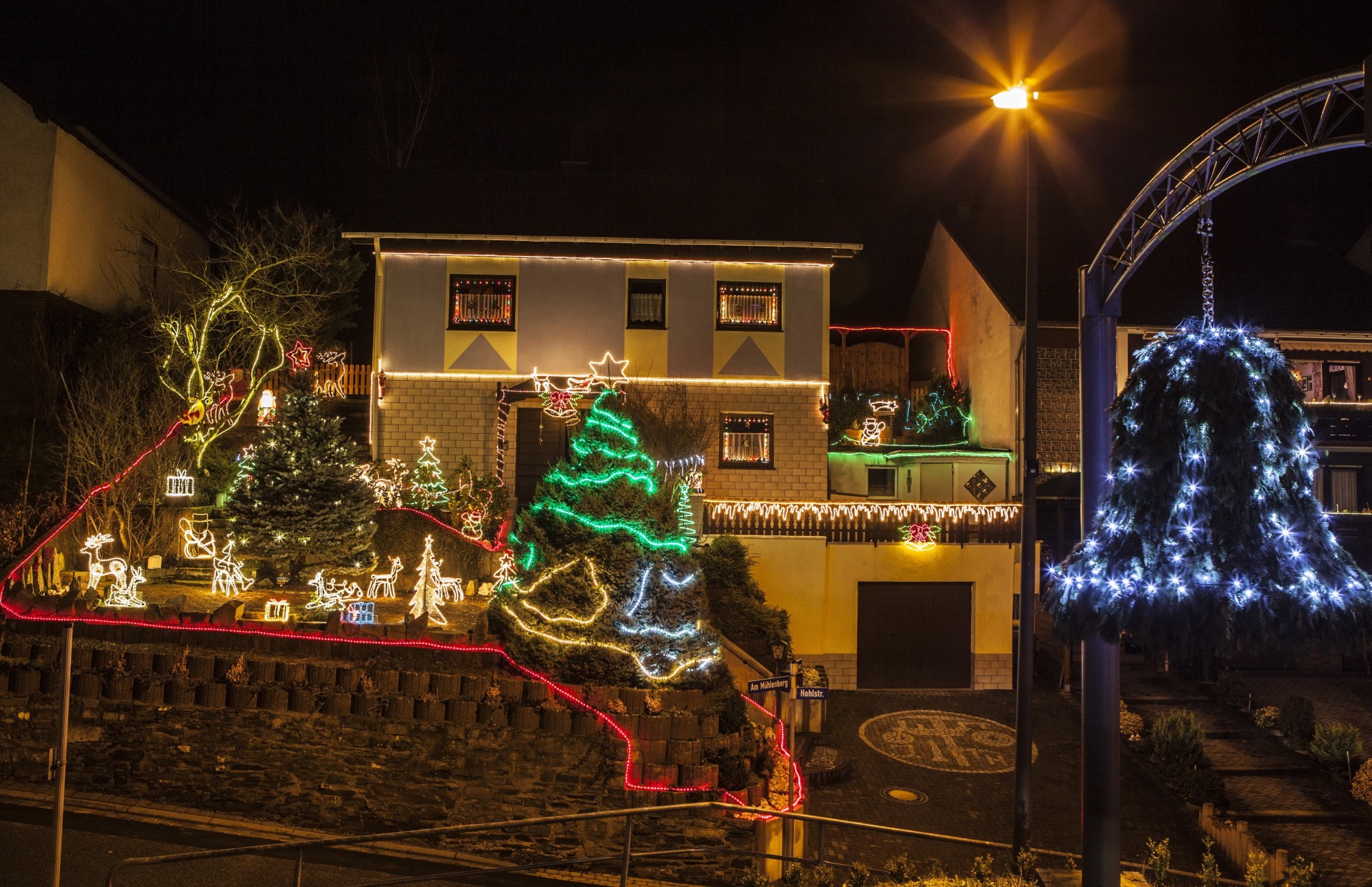 albero di natale fasci di luce germania fari