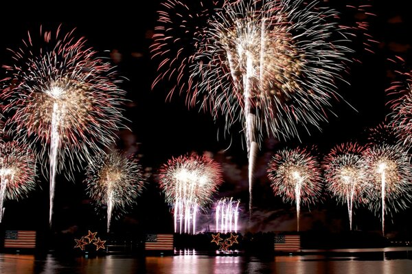 Magisch schönes Abendfeuerwerk