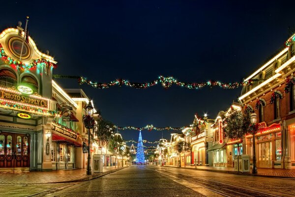 Città di Capodanno decorata con luci