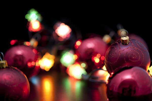 Palle di Natale sullo sfondo delle luci della ghirlanda