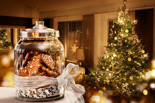 Albero di Natale e dolci in un barattolo