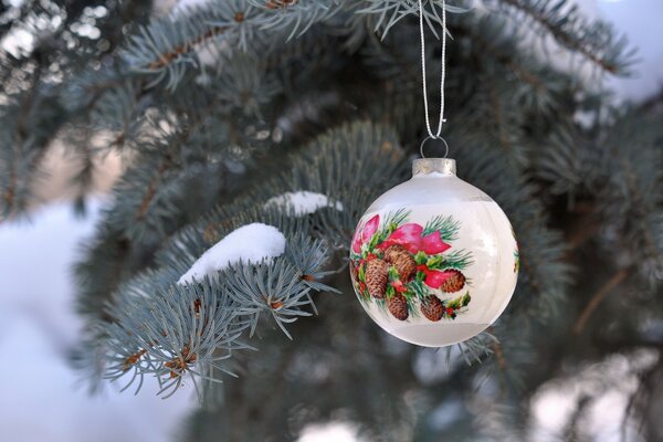 Weiße Weihnachtskugel hängt am Weihnachtsbaum