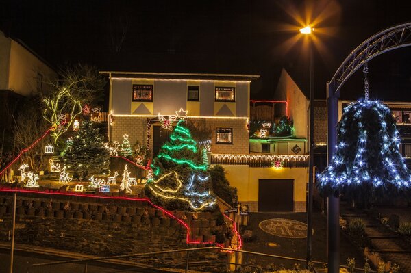 Deutschland trifft Weihnachten mit festlichem Licht