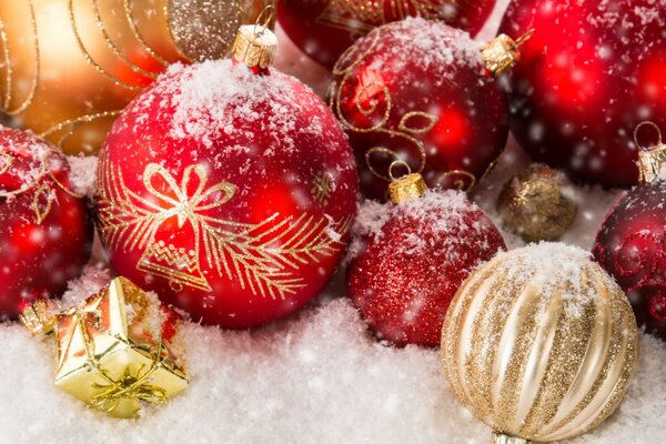 Weihnachtskugeln im Schnee