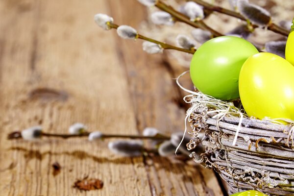 Oeufs de Pâques et branches de saule