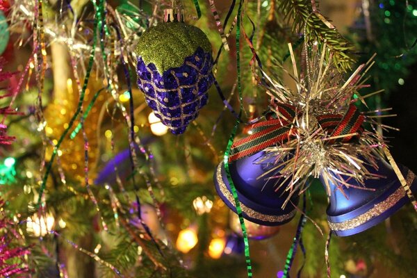 Spielzeug und Lametta am Weihnachtsbaum