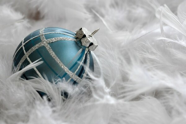 Fotografía macro de una bola festiva en plumas