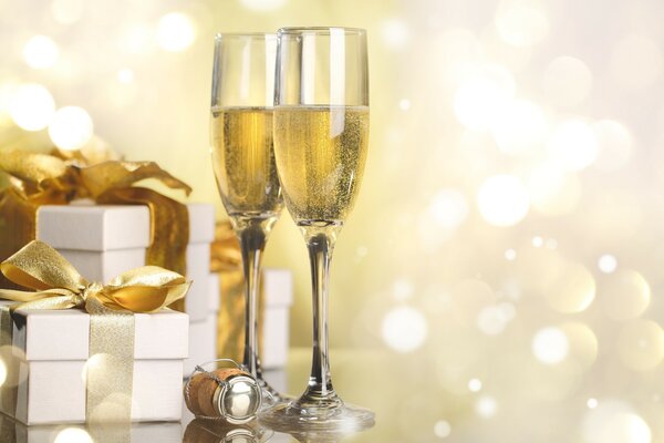 Cadeaux de Noël et verres à champagne