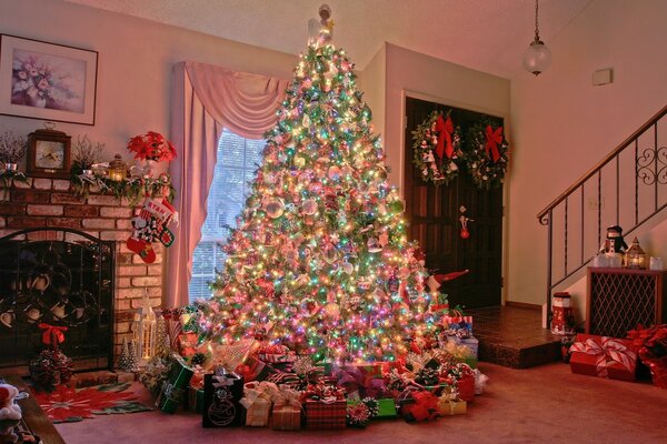 Árbol de Navidad decorado en casa