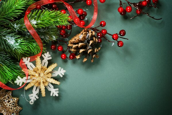 Fondo verde de Navidad con ramas de árbol de Navidad y cinta roja