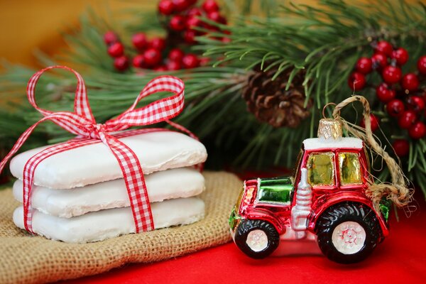 Biscuits cadeau au gingembre du nouvel an. Tracteur de jouet de Noël