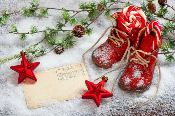 Rote Stiefel auf weißem Schnee