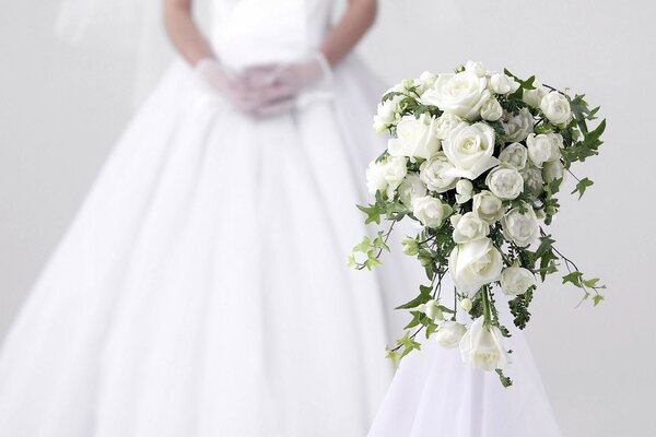 Ramo de rosas blancas en el fondo del vestido de dama de honor