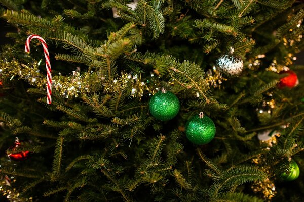 Geschmückter Weihnachtsbaum mit grünen Luftballons