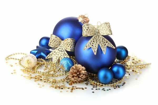 Bolas azules de Navidad con cuentas de oro y lazos