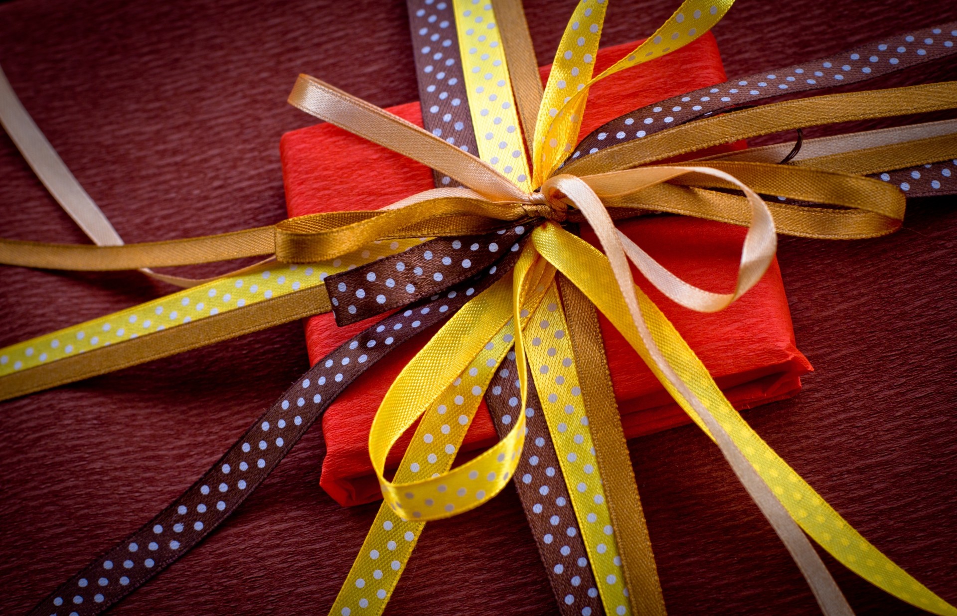 nastro rosso vacanza archi giornale scatola regalo