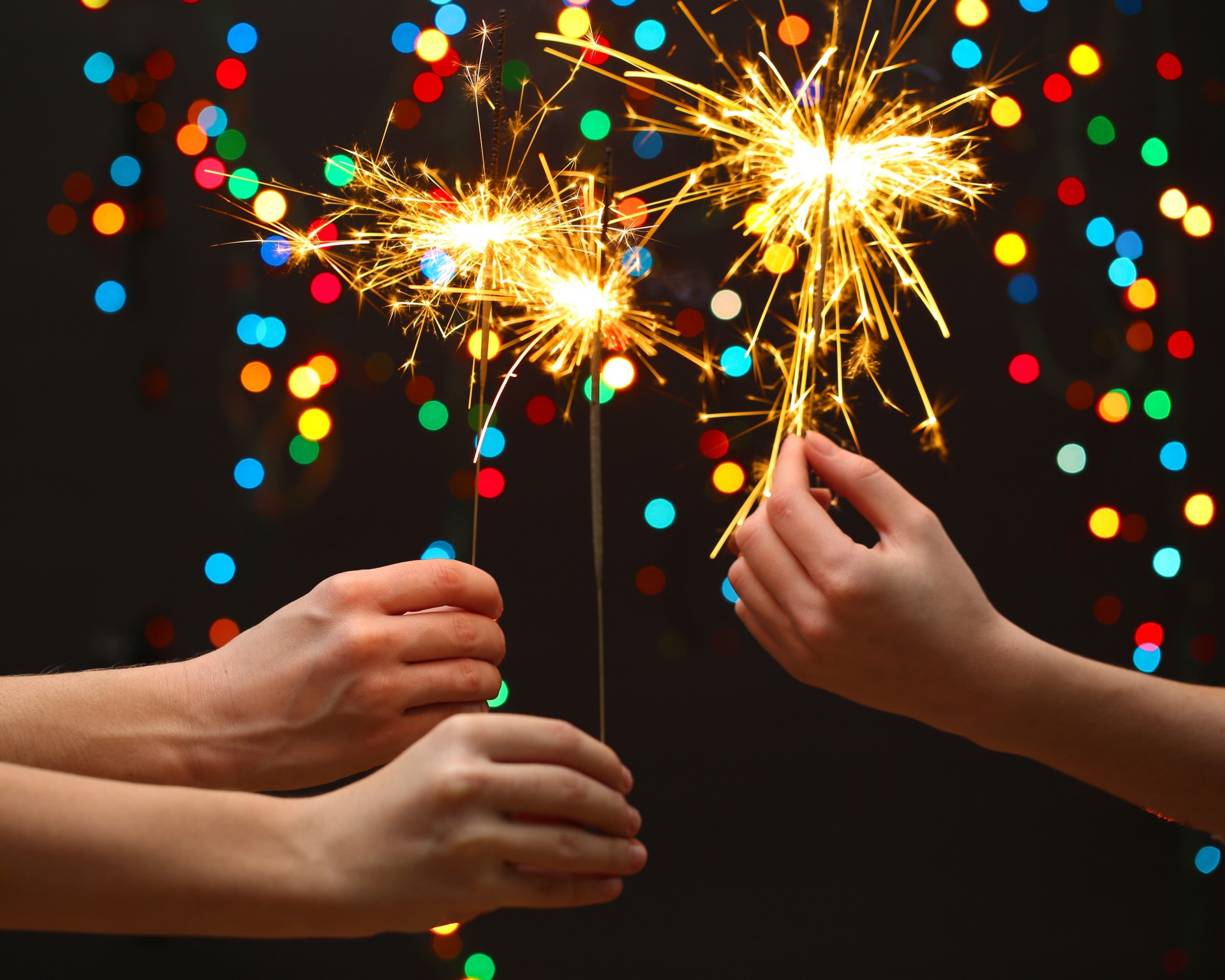 bengalas manos niñas año nuevo feliz navidad