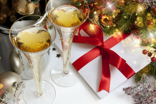 Deux verres de champagne avec des cadeaux