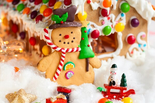 Essbarer Schneemann am Lebkuchenhaus