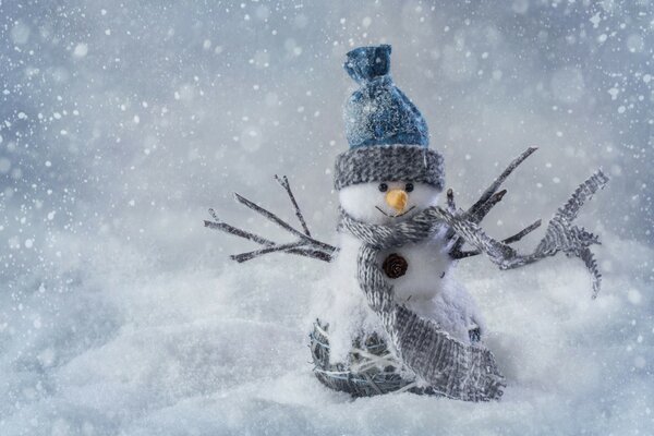 Spielzeug Schneemann auf Schnee Hintergrund