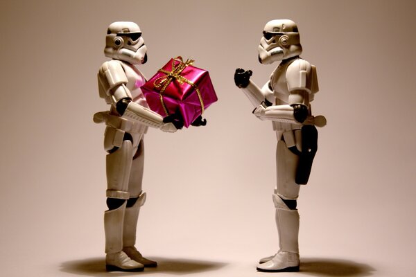 Star Wars Roboter geben sich gegenseitig ein Geschenk