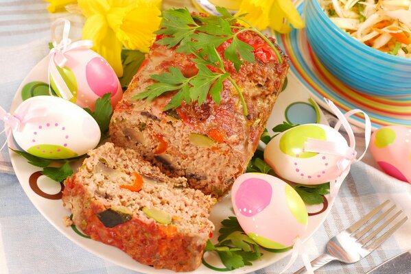 Huevos de Pascua y rollo en un plato adornado con una ramita de perejil