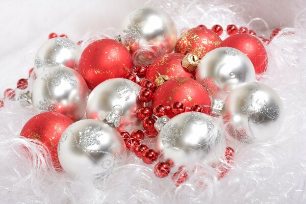 Juguetes de Navidad plateados y rojos con cuentas